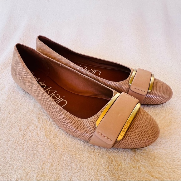 Calvin Klein Oneta genuine leather Tan
Flats with Textured Toe Cap SIZE 9 - Picture 8 of 11